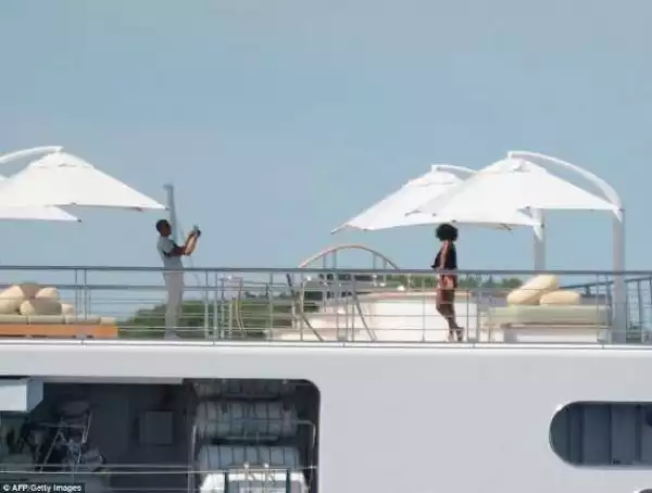 Barack Obama Turned Photographer For His Wife On Mini-Skirt On A Yacht (Photos)